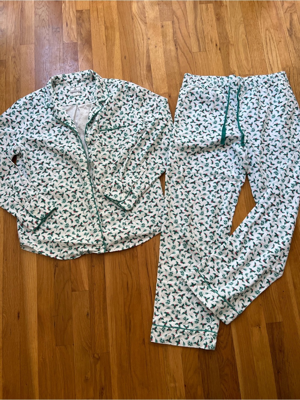 Holiday Holly-Print Women's Pajama Set in White and Green - Brand: